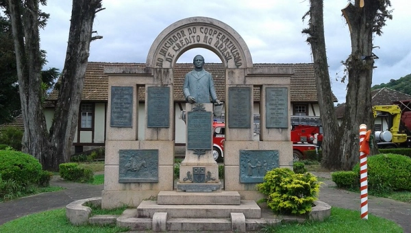 Linha Imperial and Monumento A Força Cooperativa, in Nova Petrópolis